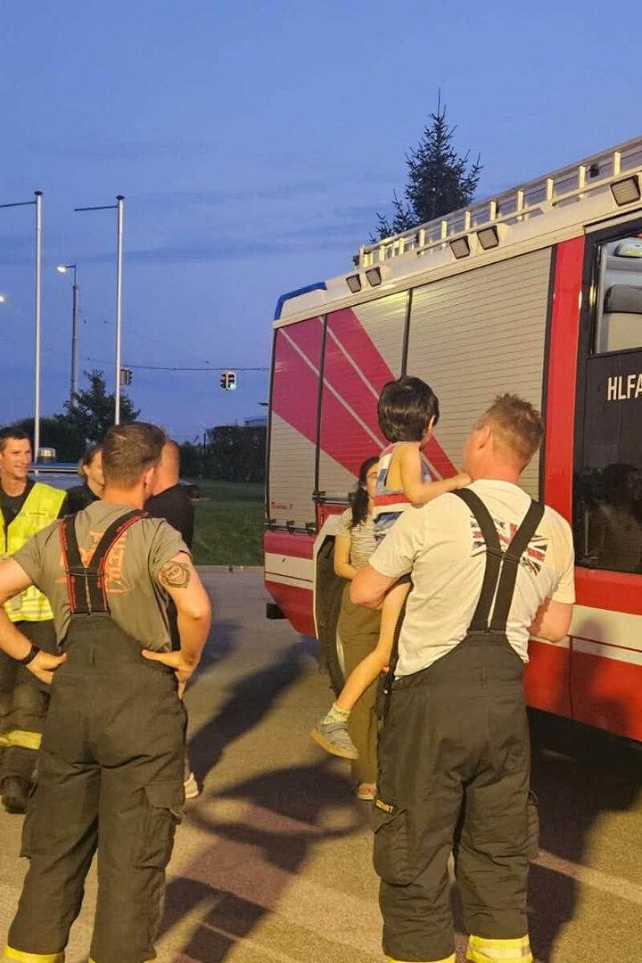 Der vierjährige Bub nach erfolgreicher Suche in den Armen eines Feuerwehrmannes.