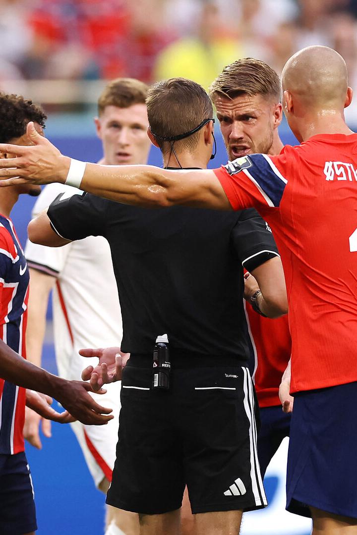 Die Norweger diskutieren mit Schiedsrichter Turbin