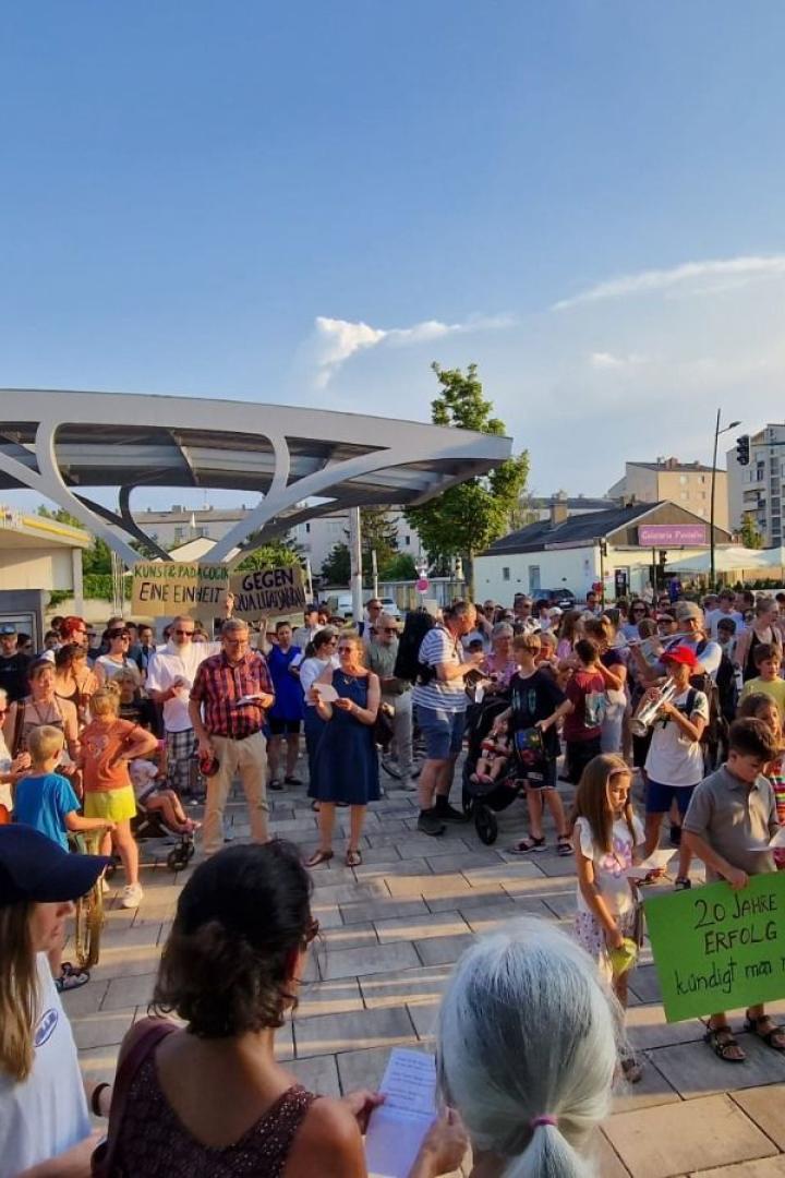 Protest vor dem Gemeindeamt Wiener Neudorf
