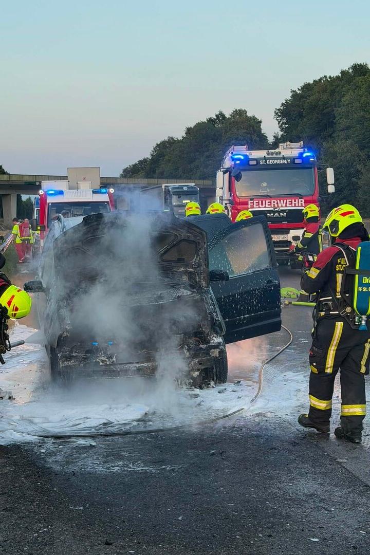Feuerwehr unter Atemschutz löschte Pkw