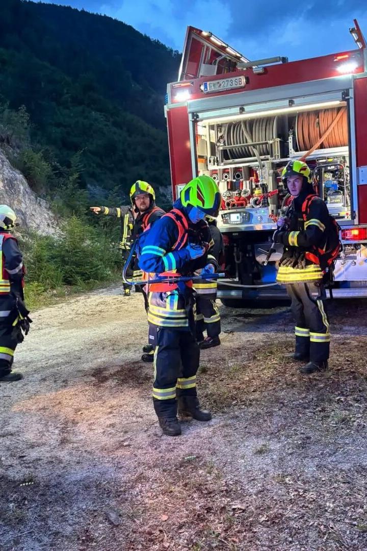 Feuerwehrleute im einsatz 