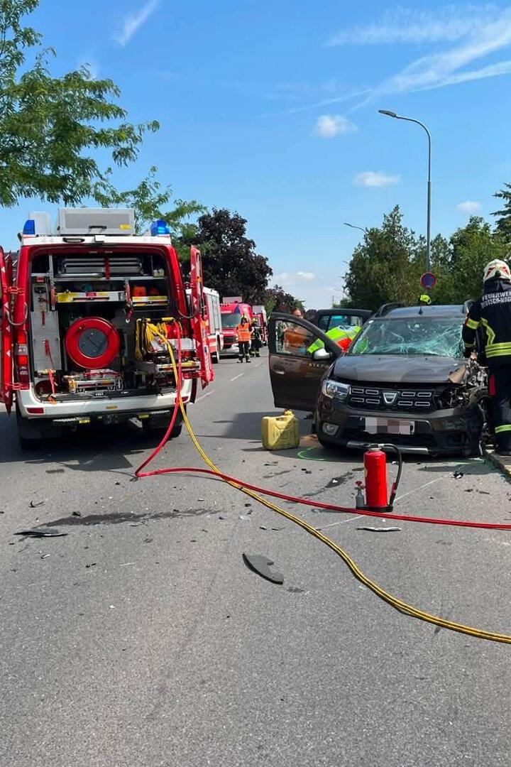 Der Pkw wurde durch die Wucht des Anpralls schwer beschädigt. Eine Person wurde verletzt.