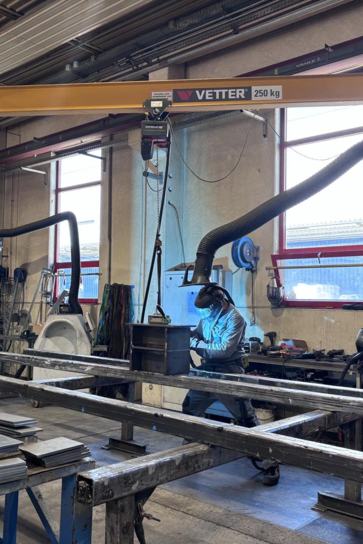 Schweißer arbeitet in einer Metallwerkstatt.