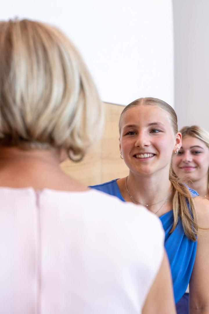 Landehauptfrau Johanna Mikl-Leiter begrüßt die ersten Praktikantinnen..