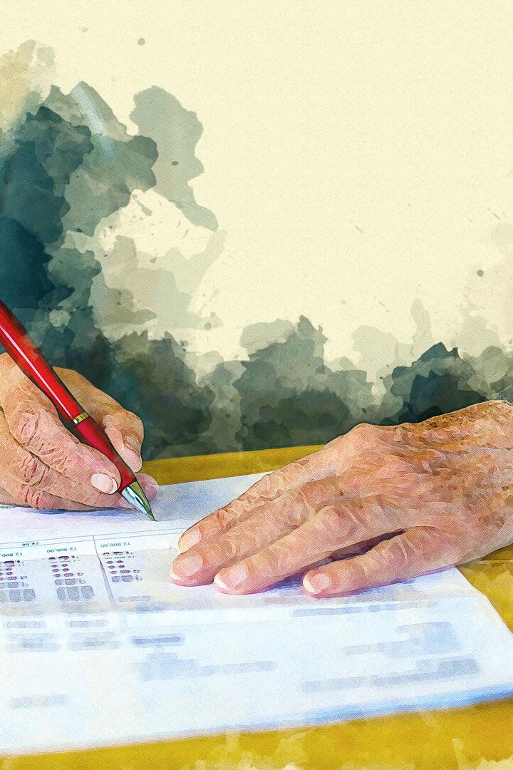 Die Hände einer älteren Person schreiben mit einem roten Stift auf einem Dokument.