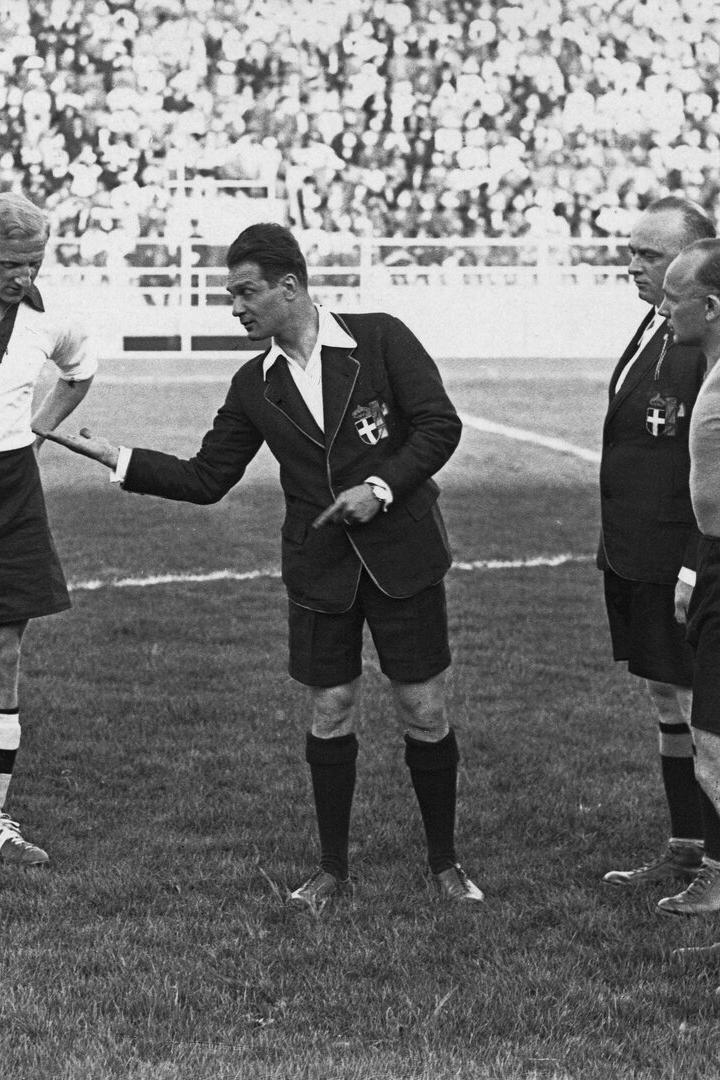 Neapel, 1934: Österreich (Hans Horvath, re.) spielte in den Dressen des SSC Napoli gegen Deutschland (Fritz Szepan, li.).