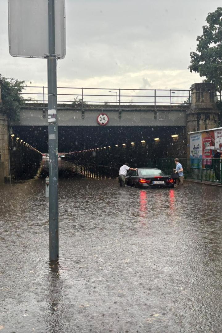 Überflutete Unterführung in der Mooslackengasse in Döbling, in der ein Auto im Starkregen feststeckt.