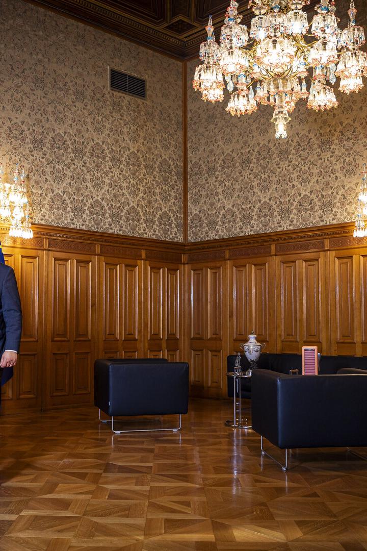 Walter Ruck und Michael Ludwig zeigen sich bisher gerne gemeinsam – im Bild mit einer Statue von Kaffeehausliterat Peter Altenberg, die Ludwigs Büro ziert.