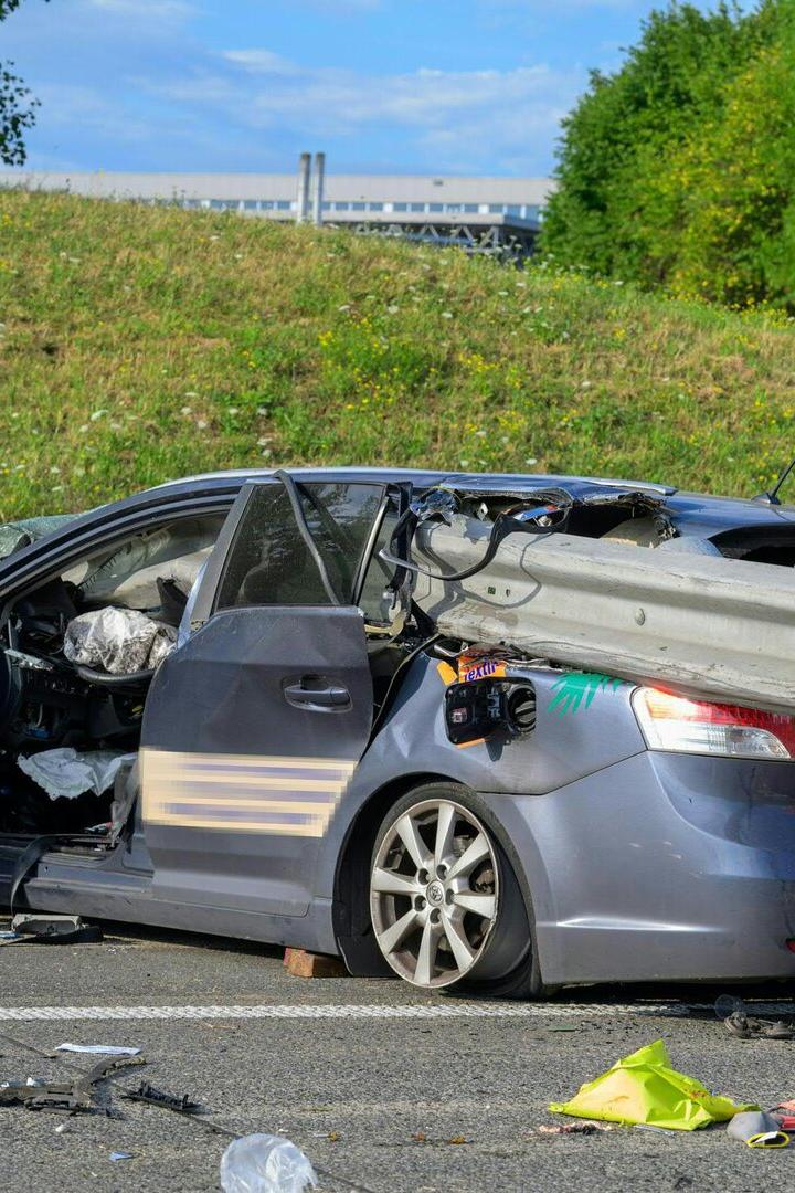 NIEDERÖSTERREICH: PKW GEGEN LEITPLANKE - ZWEI MÄNNER STARBEN BEI UNFALL AUF A1 IM BEZIRK AMSTETTEN