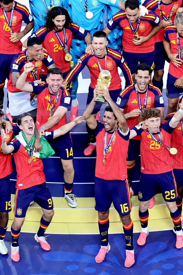 Rodri bekam den Pokal überreicht