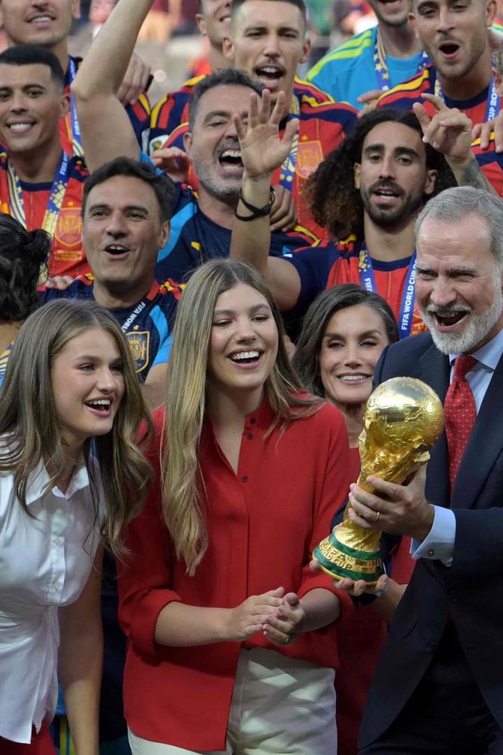 König Felipe VI. von Spanien feiert mit seiner Familie und der spanischen Fußballnationalmannschaft den Gewinn des Weltmeisterpokals.
