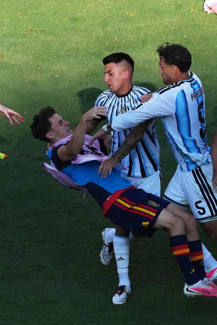Paredes attackiert einen Spanier