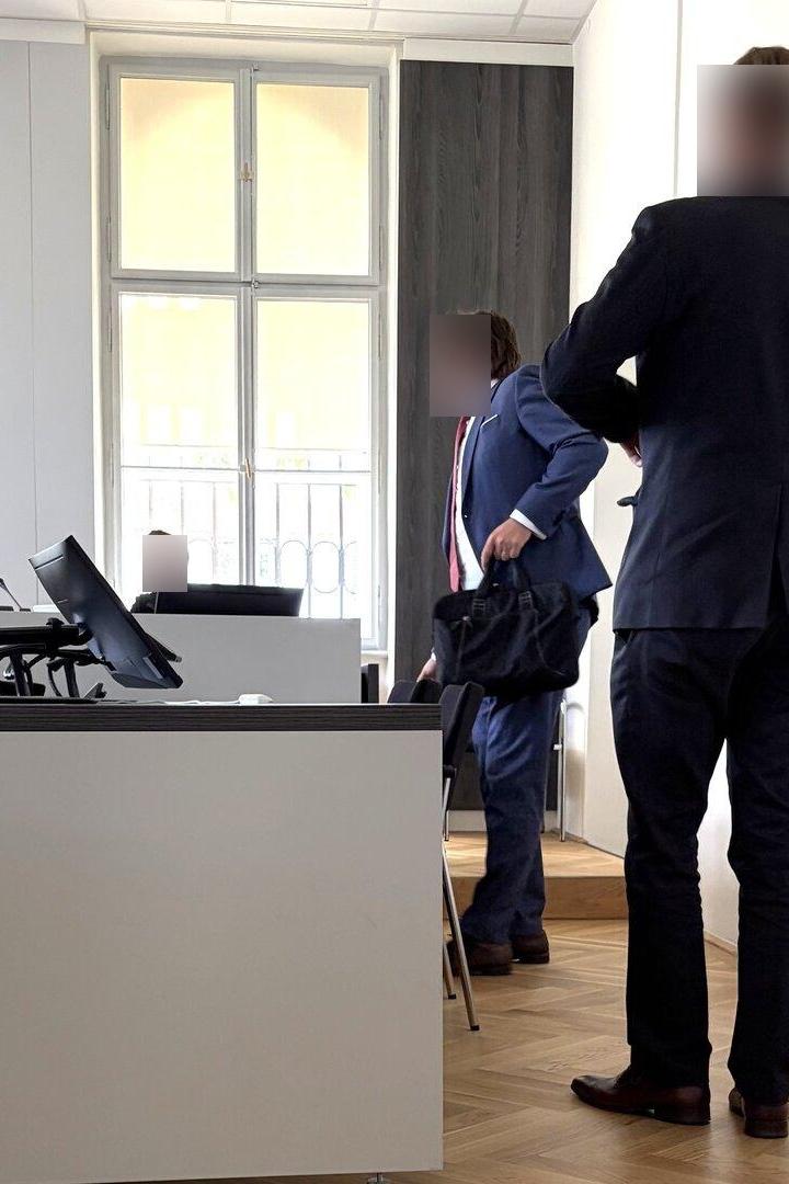 Ein Angeklagter vor einem Richter und seinem Rechtsanwalt