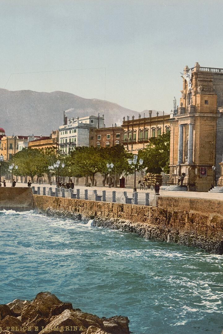 Die historische Porta Felice und die Uferpromenade La Marina in Palermo mit Blick auf das Meer und die Berge im Hintergrund.