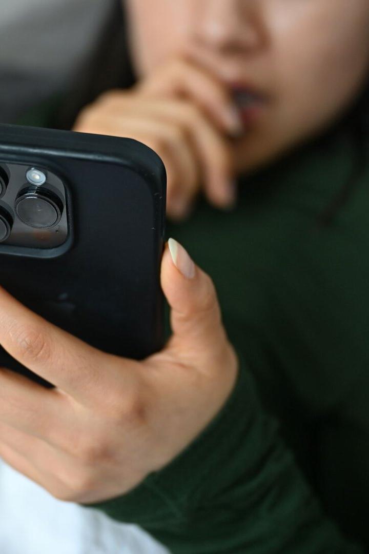 Jugendliche mit Smartphone in der Hand.