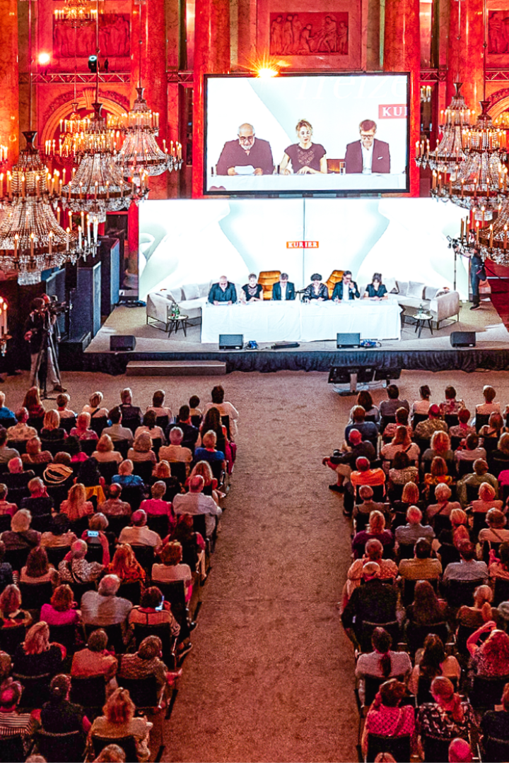 Bühne beim Freizeit Live Event inklusive Publikum