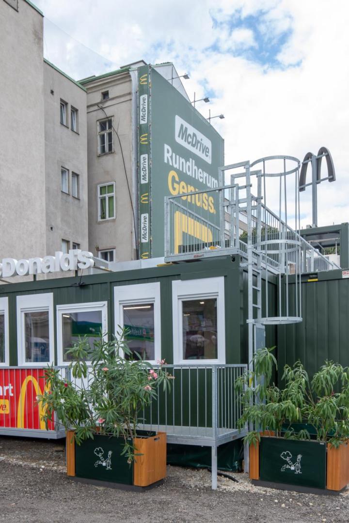 Temporäres McDrive-Pop-up von McDonald’s in der Barawitzkagasse mit Zufahrt und grünem Containerbau.