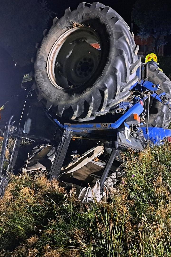 Traktor kam am Dach zu liegen