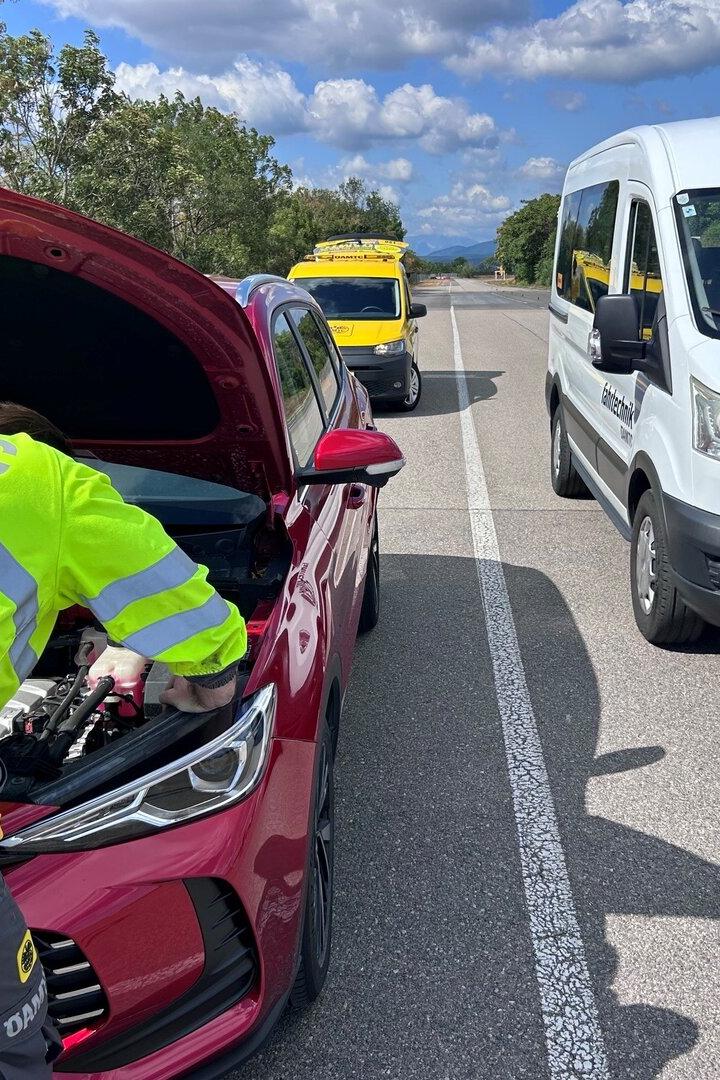 Das Kollisionswarn-System „Collision Eye“ warnt Arbeiter auf der Straße vor einer herannahenden Gefahr.