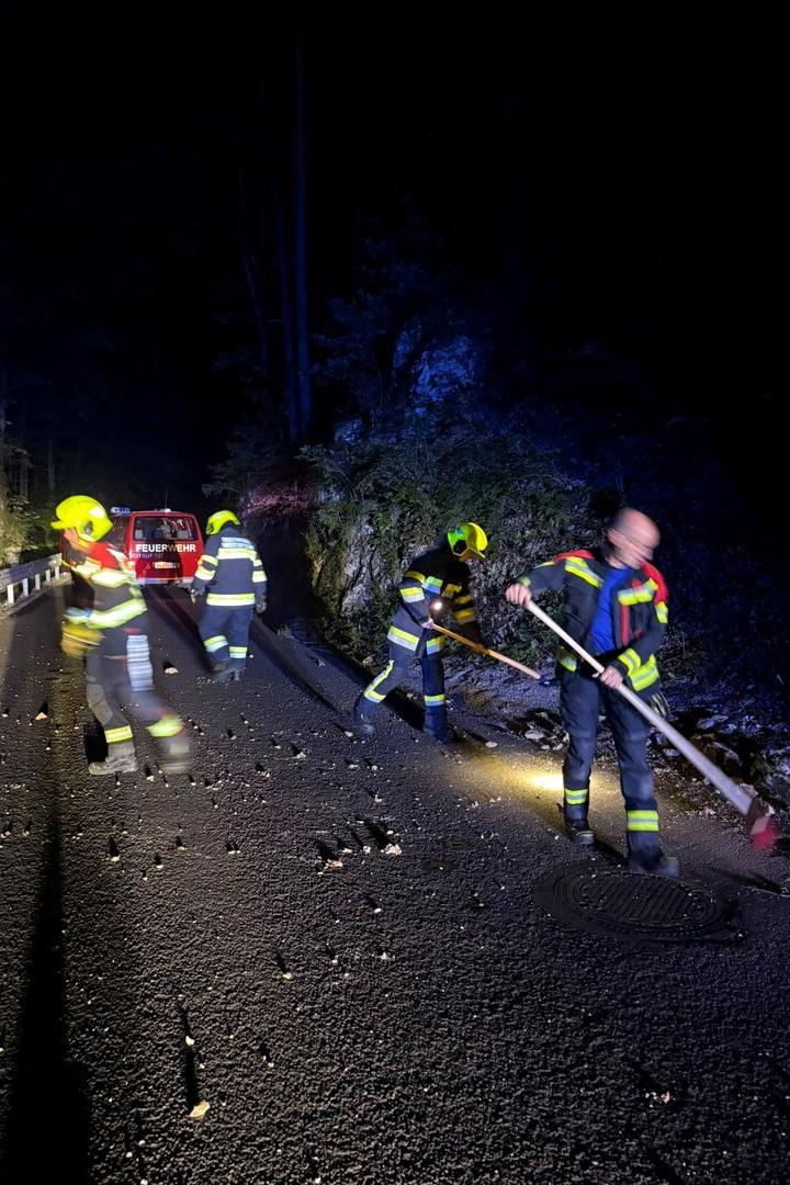 Bei Breitenstein am Semmering kam es durch die Erschütterungen zu einem Geröllsturz.