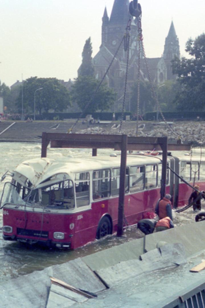 Bus der Linie 26A, der beim Unglück am 1. August in die Donau stürzte.