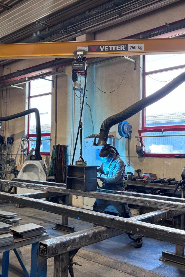 Arbeiter beim Schweißen in einem Firmengebäude