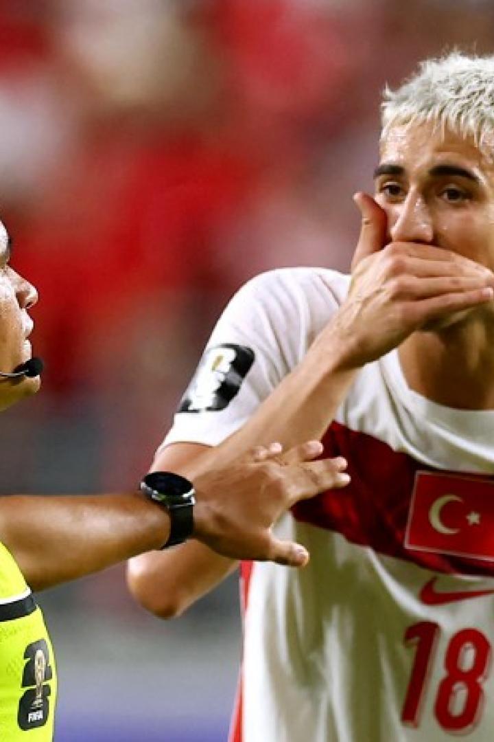 Mert Müldür (re.)