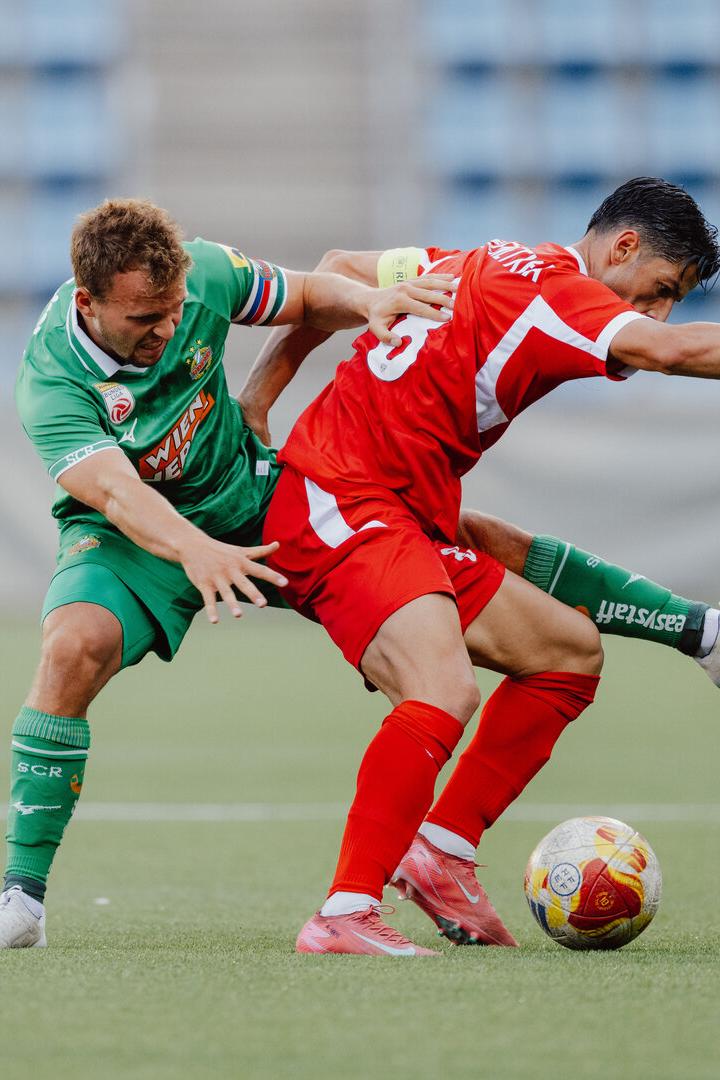 Rapid-Kapitän Seidl (l.) gegen Santa Coloma