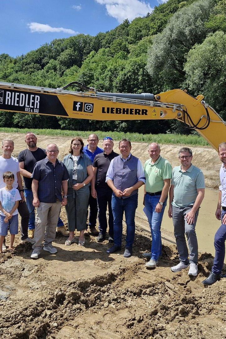 Bagger im Url-Flussbett.