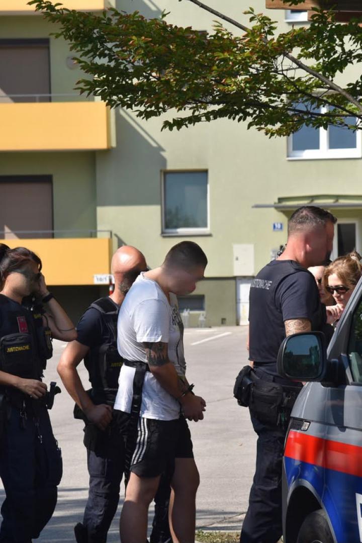 Der mutmaßliche Täter wird zur Tatortrekonstruktion geführt.