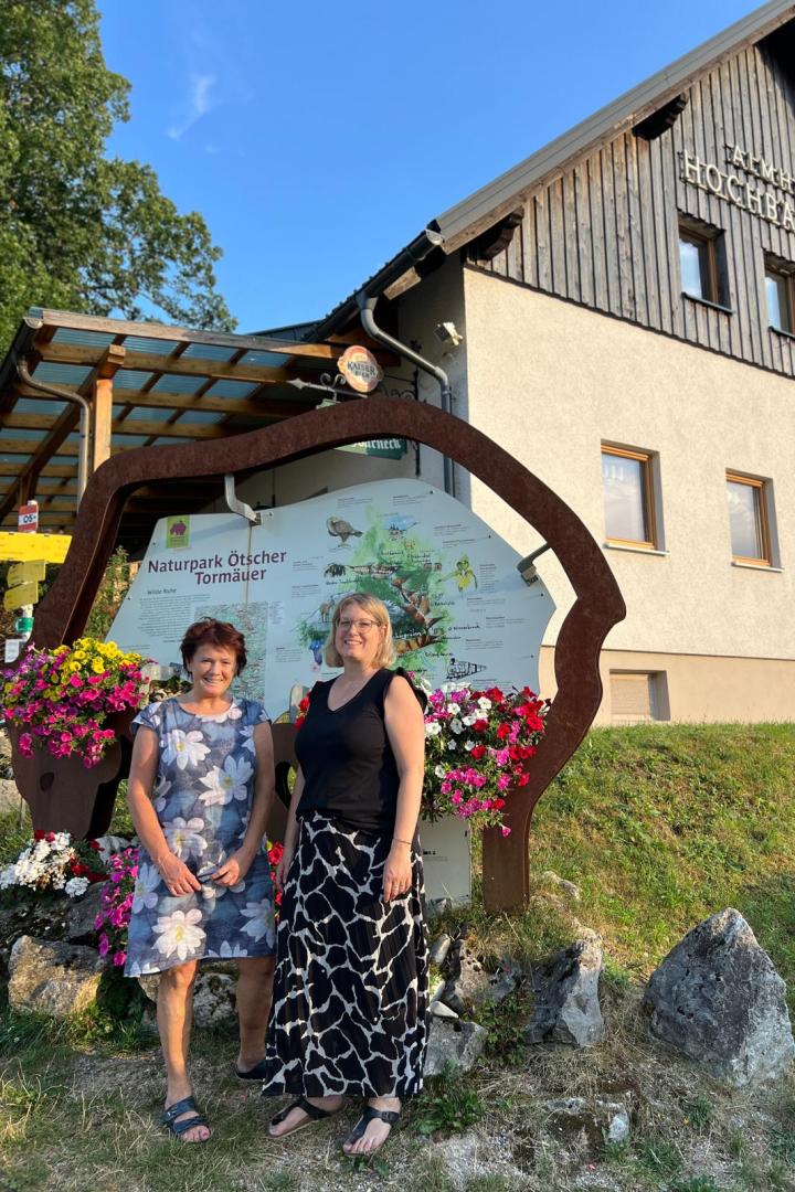Martina Karl und Erika Pieber stehen vor dem Almhaus Hochbärneck in St. Anton an der Jeßnitz.