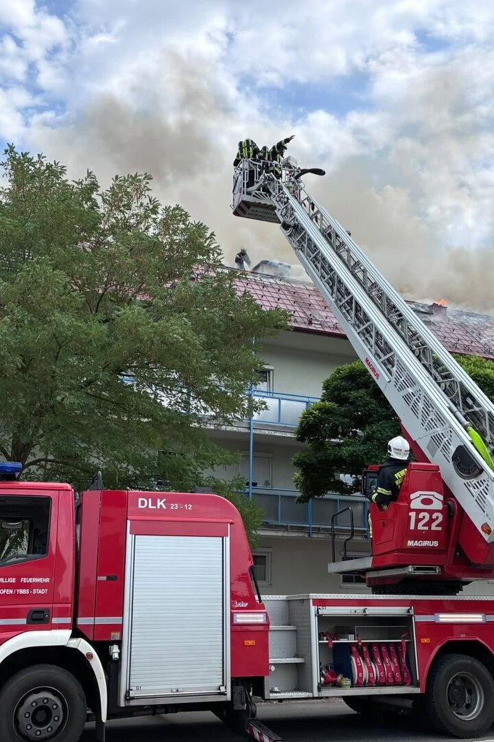 Feuerwehr mit Drehleiter im Einsatz 