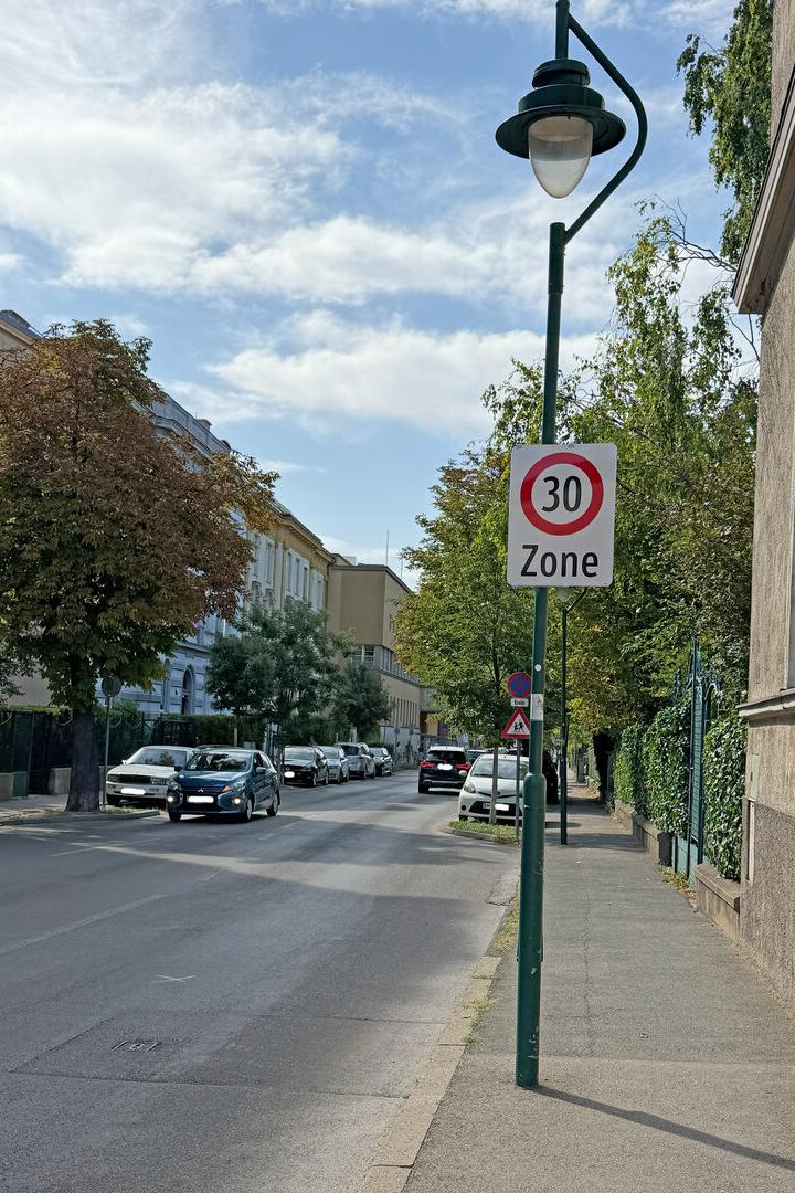 Ein Straßenschild "Tempo 30 Zone"