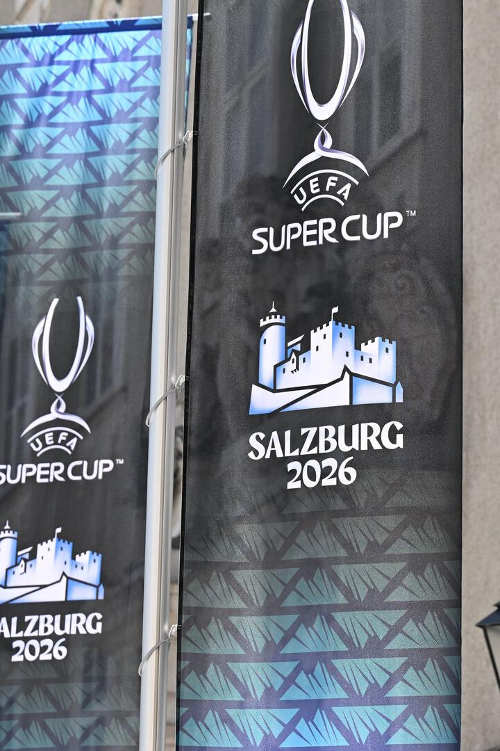 Die Salzburger Innenstadt ist bereits von der UEFA eingenommen und für den Supercup gebrandet. 