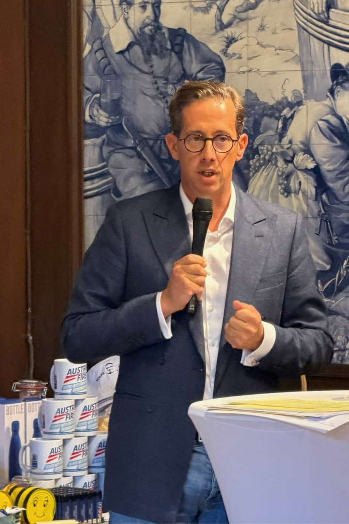 Reinhard Teufel spricht mit Mikrofon bei der Bezirksparteikonferenz der FPÖ in Scheibbs.