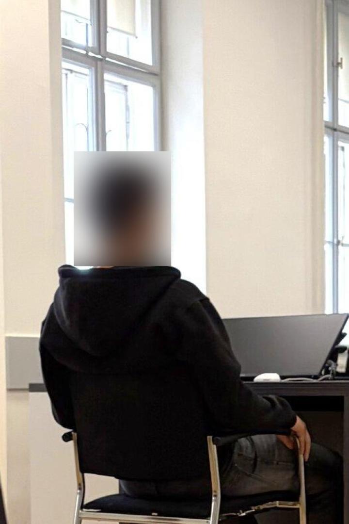 Ein Angeklagter im Gerichtssaal von hinten