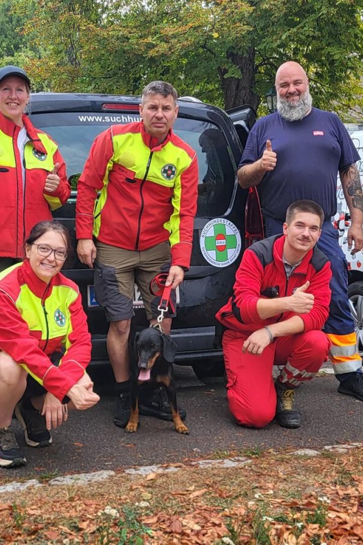 Suchhundestaffel der Österreichischen Hunde Sport Union gemeinsam mit ARBÖ-Techniker Raimund Pithan.