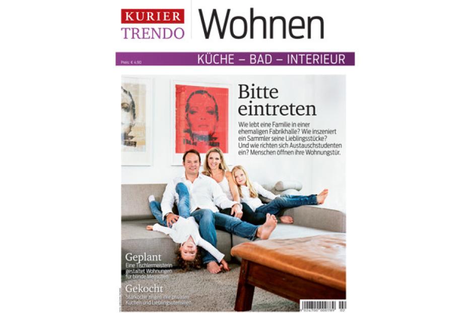 Das Cover der Zeitschrift „Wohnen“ zeigt eine Familie auf einem Sofa.