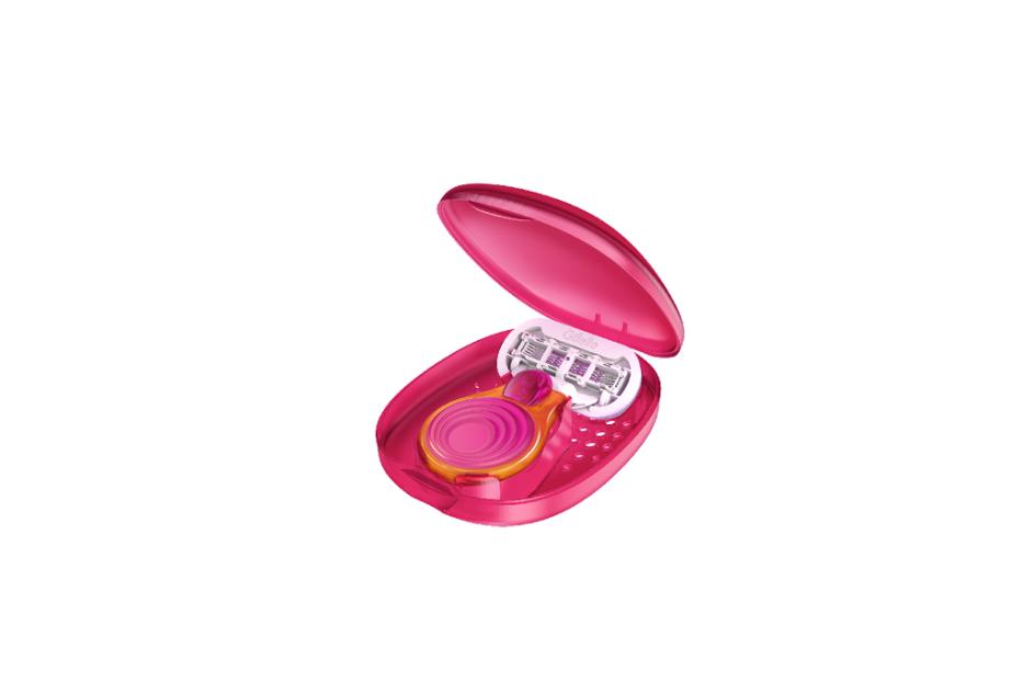 Ein pinkfarbener Gillette Venus Rasierer in einer geöffneten, passenden Aufbewahrungsbox.