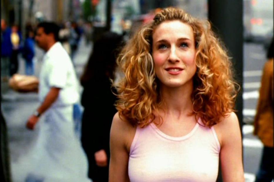 Sarah Jessica Parker in einem rosa Top in einer Szene aus „Sex and the City“.