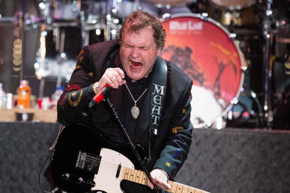 Meat Loaf spielt Gitarre und singt auf der Bühne.