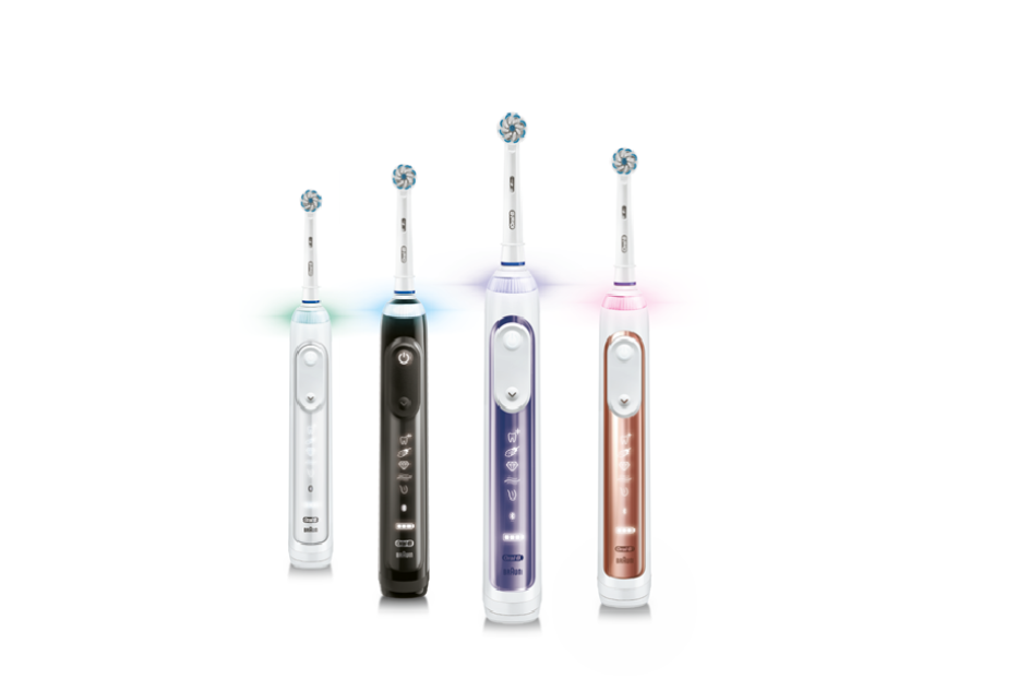 Vier elektrische Zahnbürsten der Marke Oral-B in verschiedenen Farben stehen nebeneinander.