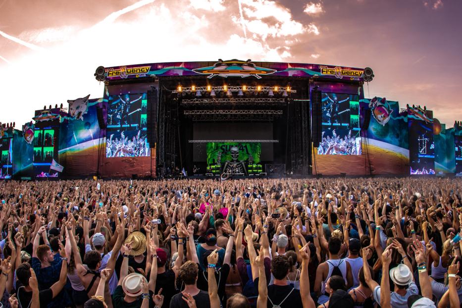 Eine große Menschenmenge jubelt vor der Bühne des Frequency Festivals.