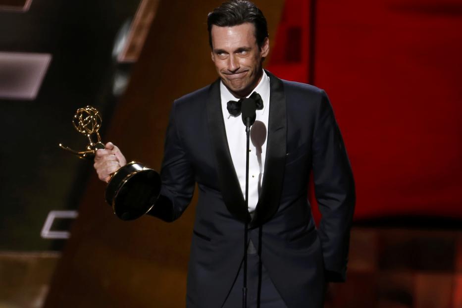 Jon Hamm nimmt bei der 67. Primetime Emmy Awards in Los Angeles die Auszeichnung als herausragender Hauptdarsteller in einer Dramaserie für AMCs „Mad Men“ entgegen.
