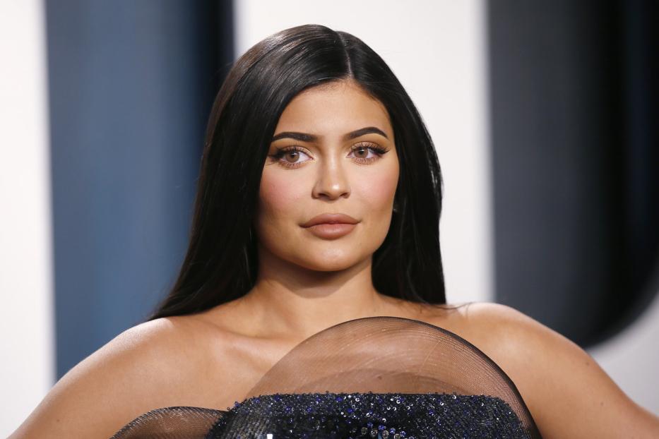 Ein Porträt von Kylie Jenner in einem glitzernden, schulterfreien Kleid.