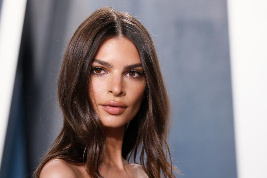 Porträt von Emily Ratajkowski mit braunem, gewelltem Haar.