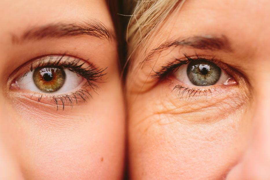 Nahaufnahme von zwei Augen unterschiedlicher Farbe und unterschiedlichen Alters.