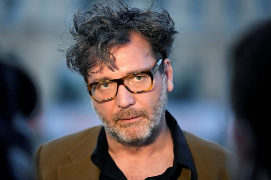 Porträt des deutschen Regisseurs Fatih Akin mit Brille.