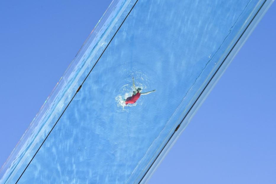 Eine Frau schwimmt im Sky Pool der Embassy Gardens in London.