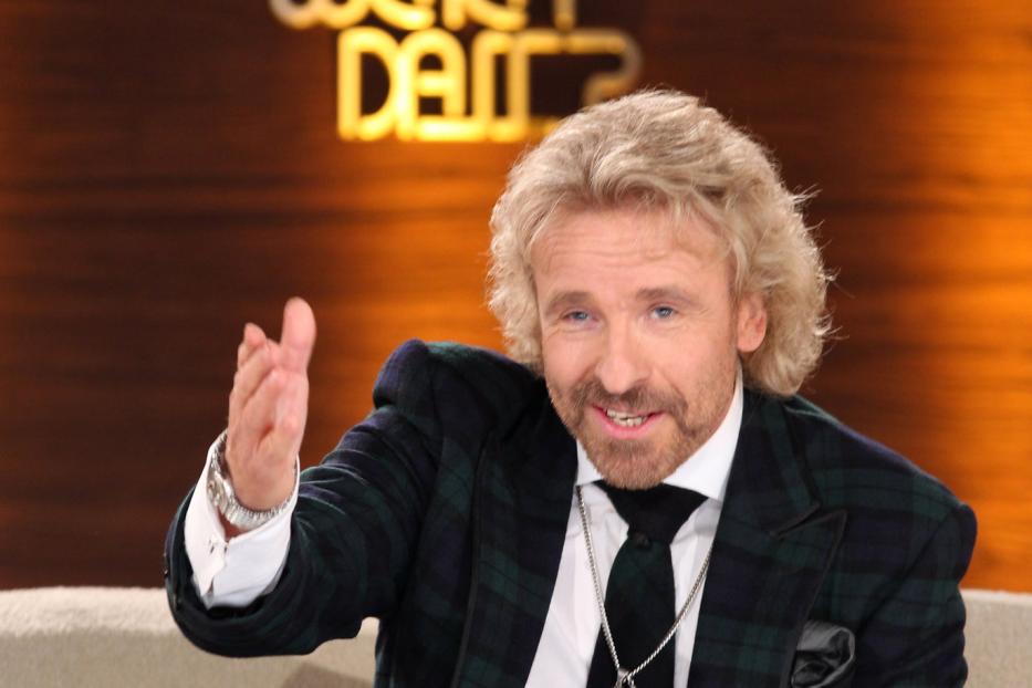 Thomas Gottschalk in einem karierten Sakko bei „Wetten, dass..?“.